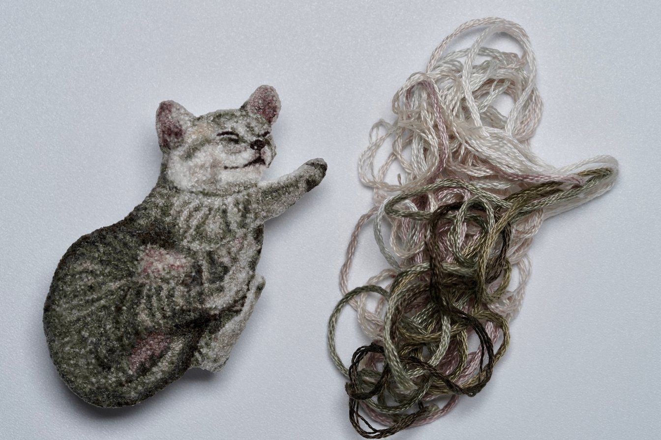刺繍で作られた猫と糸