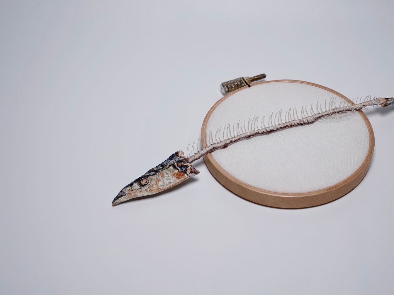 刺繍で作られた秋刀魚