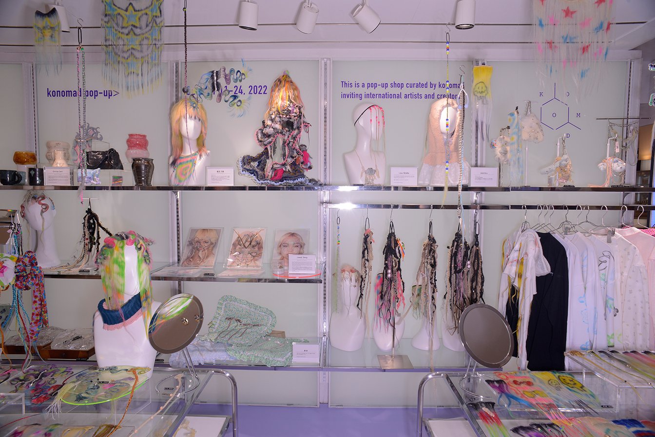 カラフルなウィッグが並んだ店内