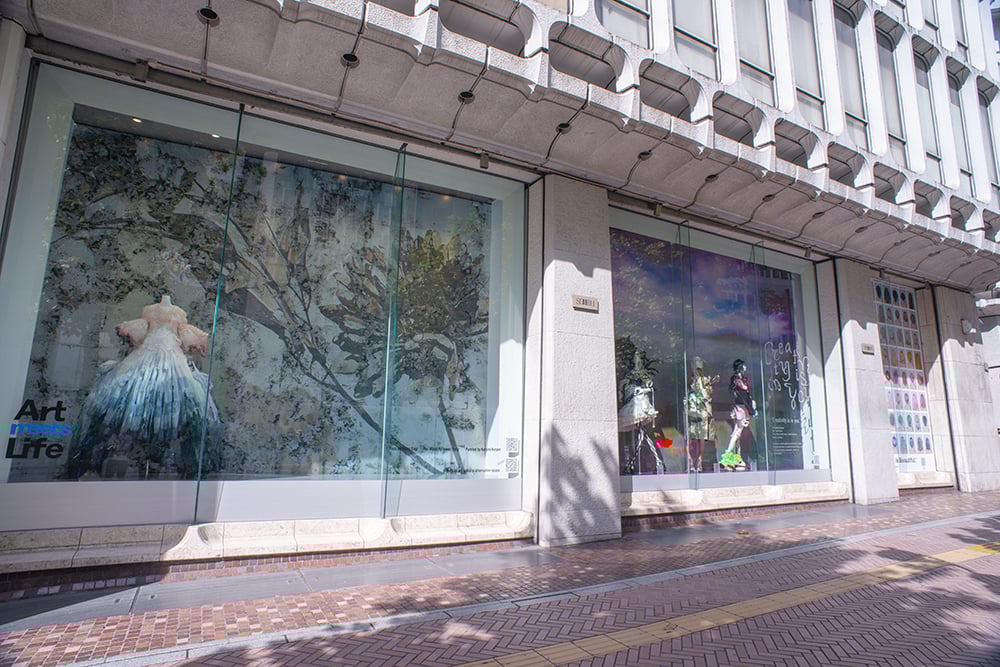 西武渋谷店のウィンドウディスプレイ