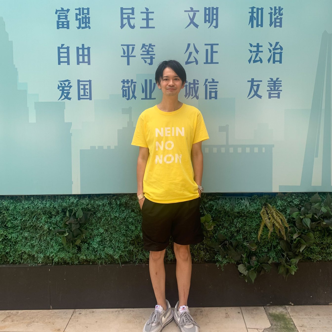 黄色いTシャツを着た佐藤氏のランニングスタイル