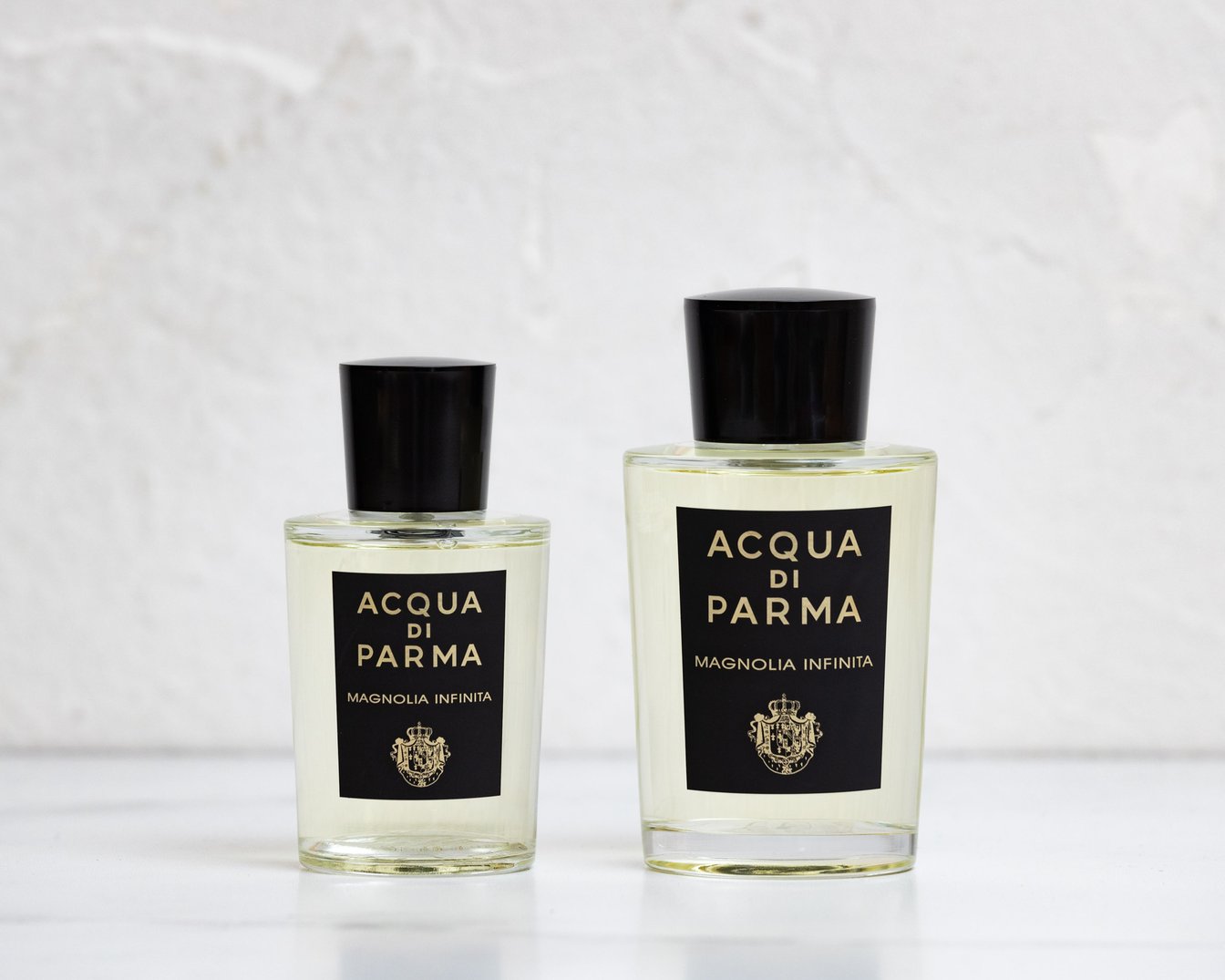 黒いキャップとラベルが貼られた香水のボトル