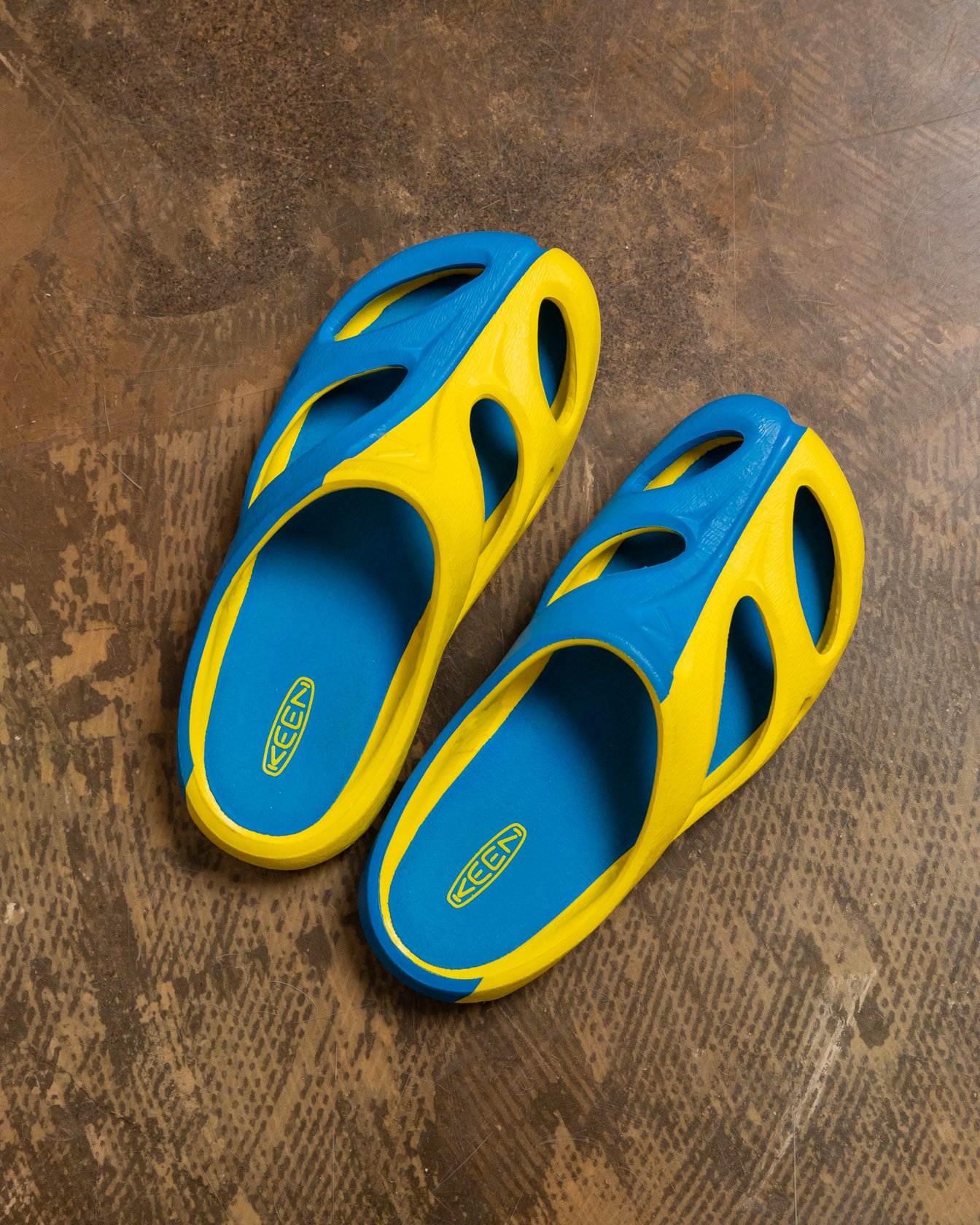 キーンのウクライナ支援チャリティサンダル 平置き