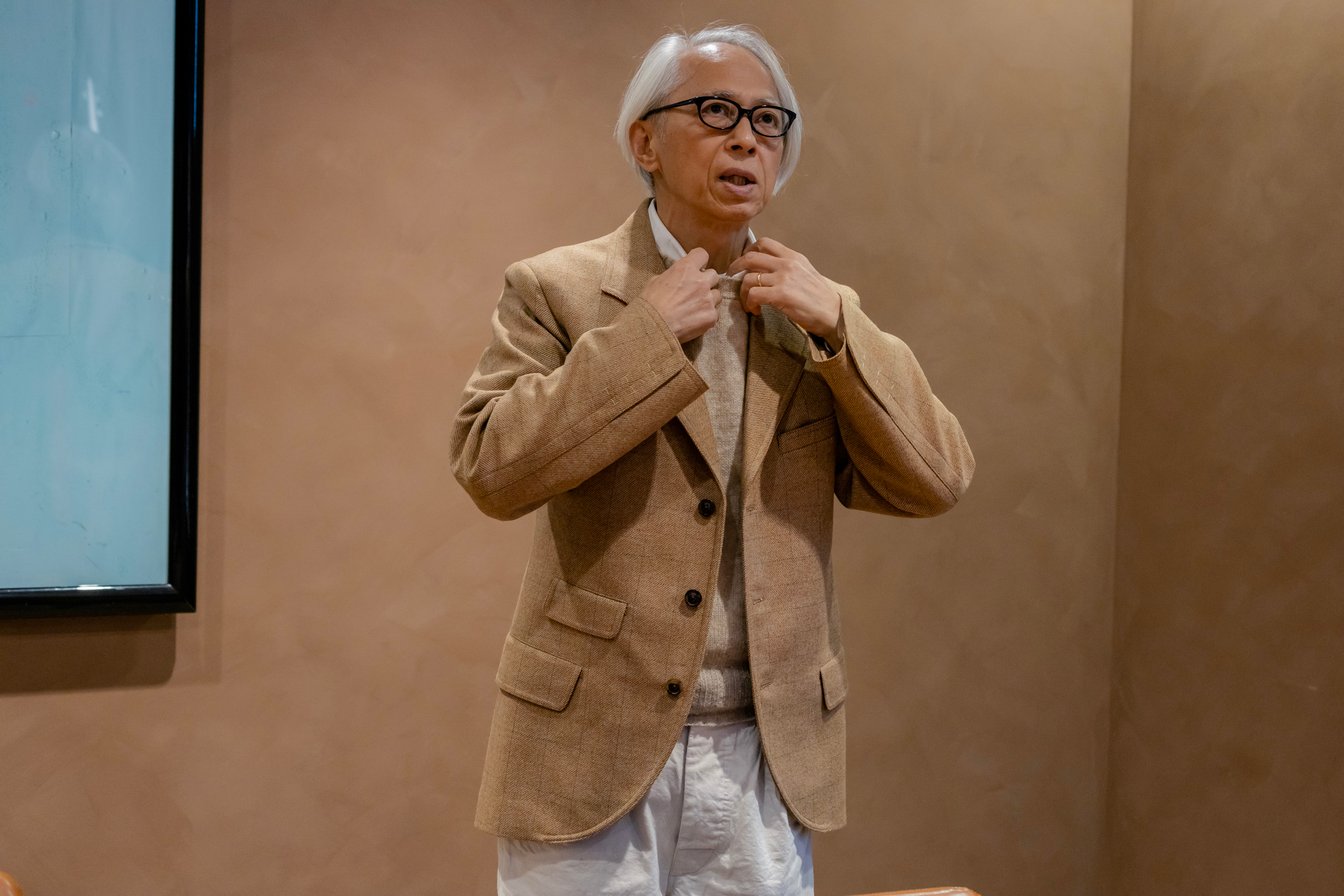 マルジェラのジャケットを着用する栗野