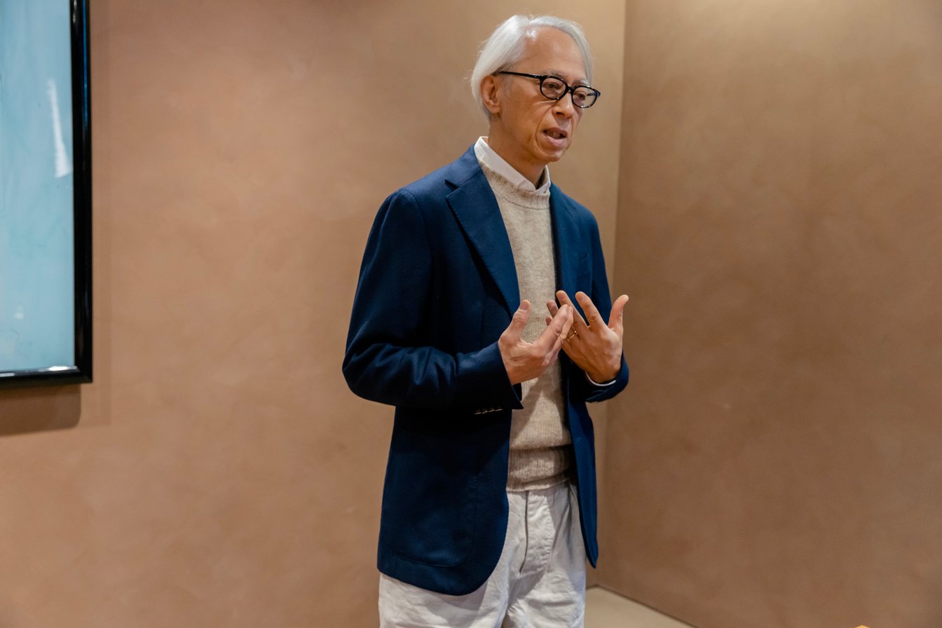 カルーゾのジャケットを着用する栗野宏文