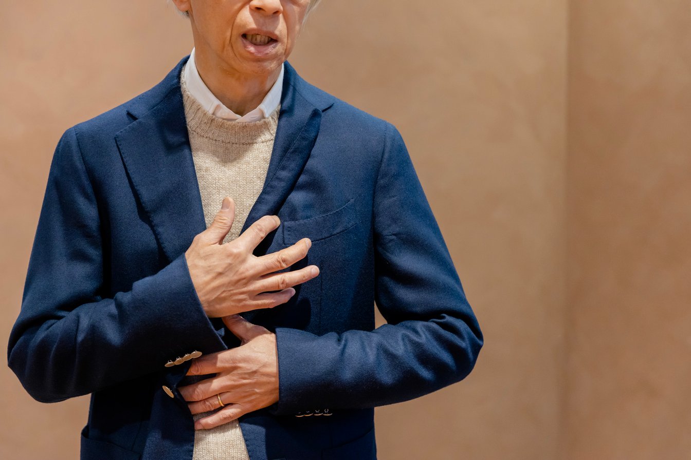 カルーゾのジャケットを着用する栗野宏文