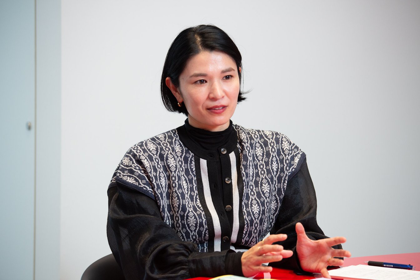 花椿について説明する編集長
