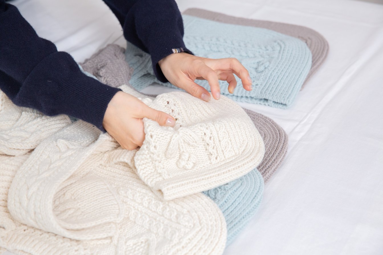 机に並べられたニット帽