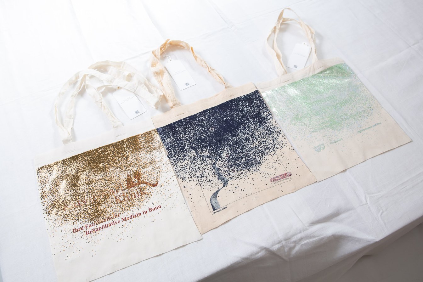 横に並べられたトートバッグ