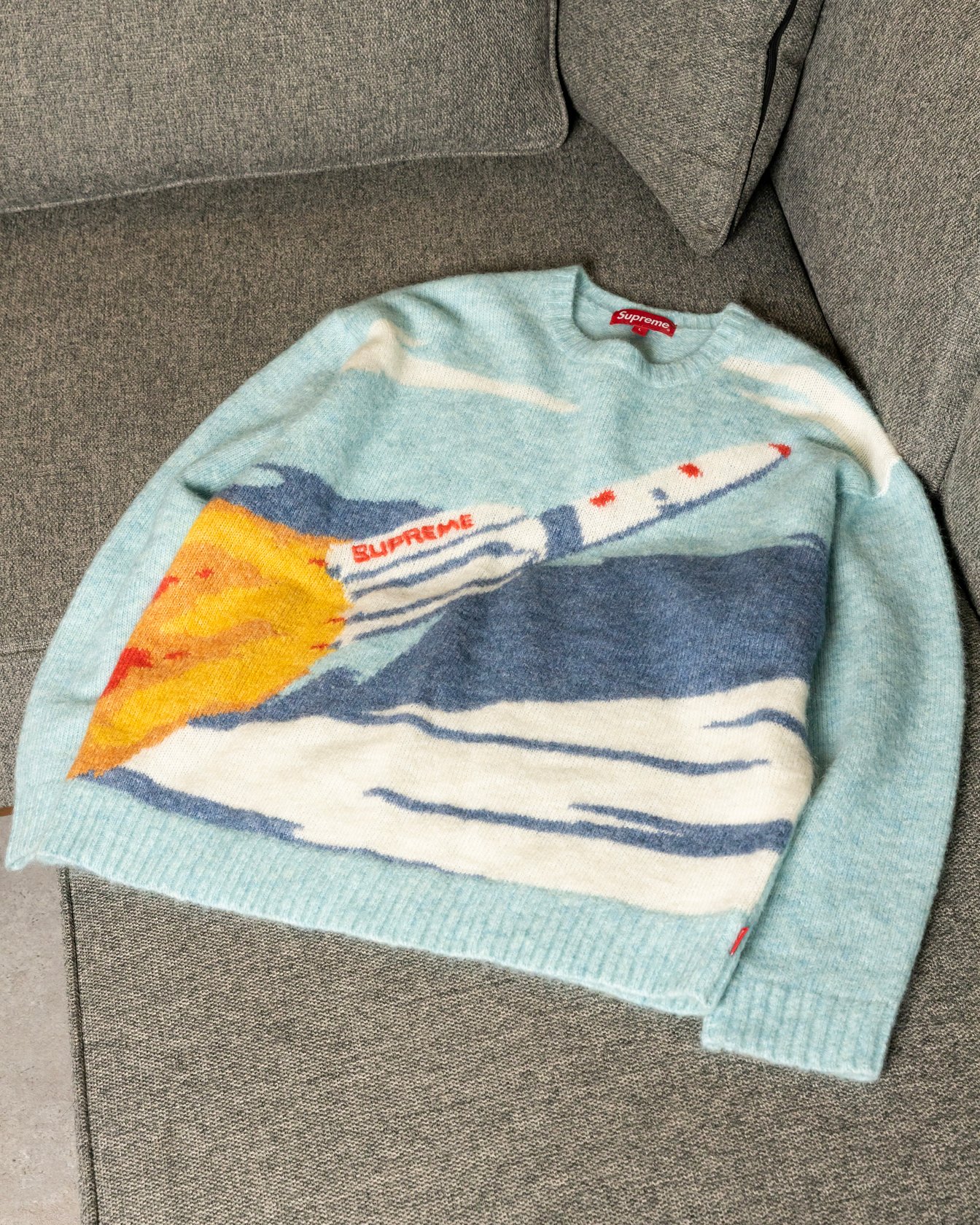 「Supreme ロケットセーター」平置き