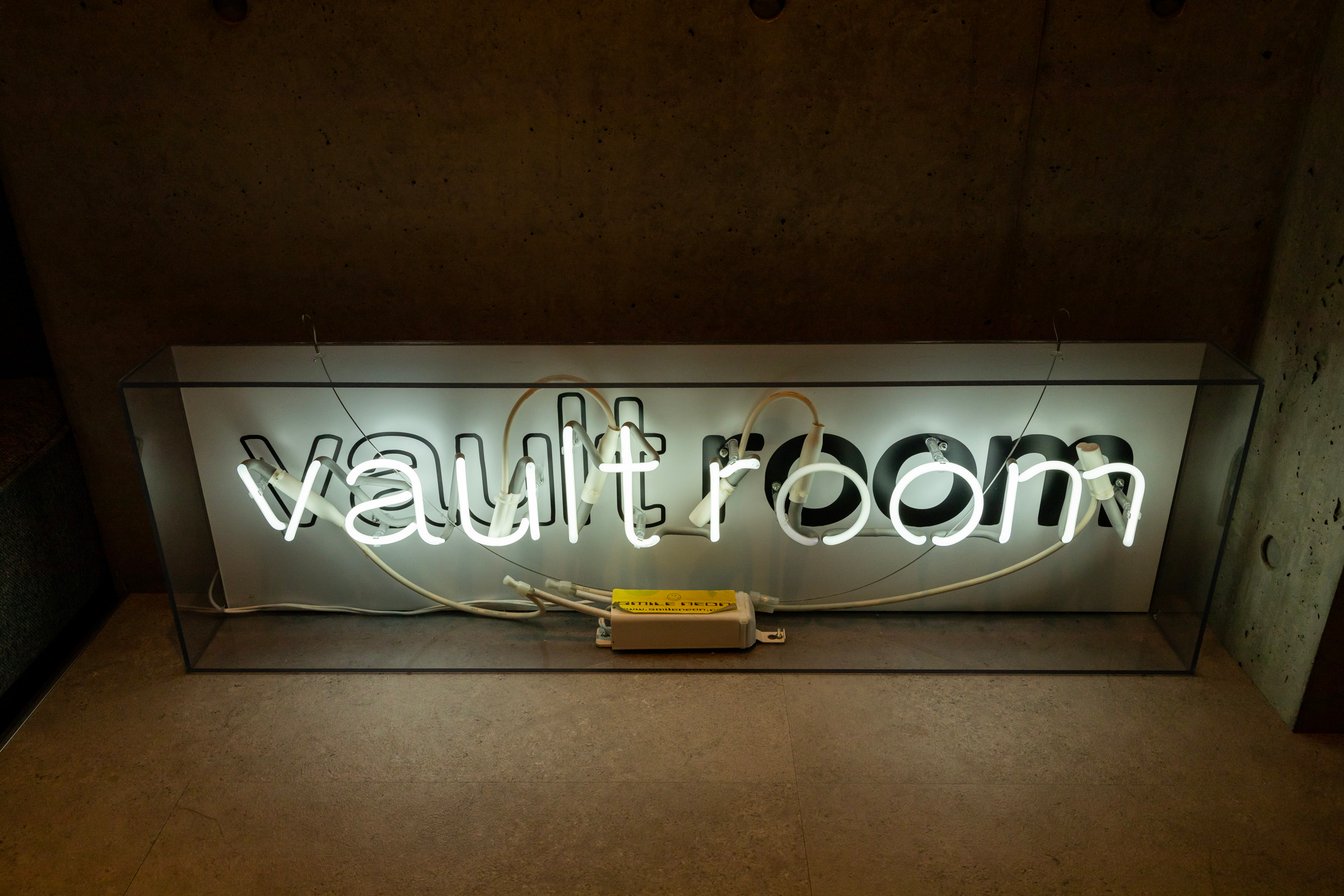 ボルトルームのネオンサイン