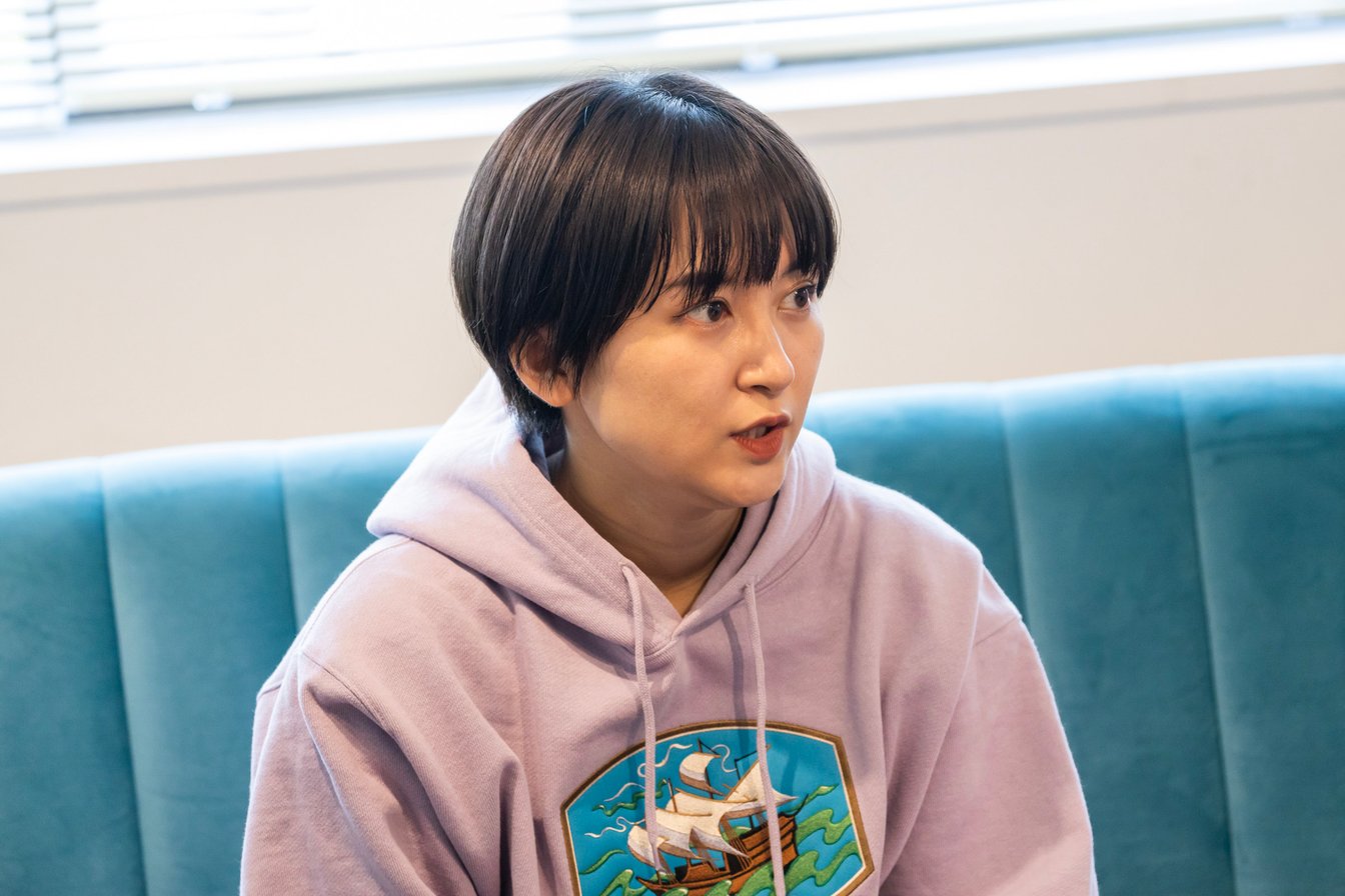 ソファに座るサーヤ