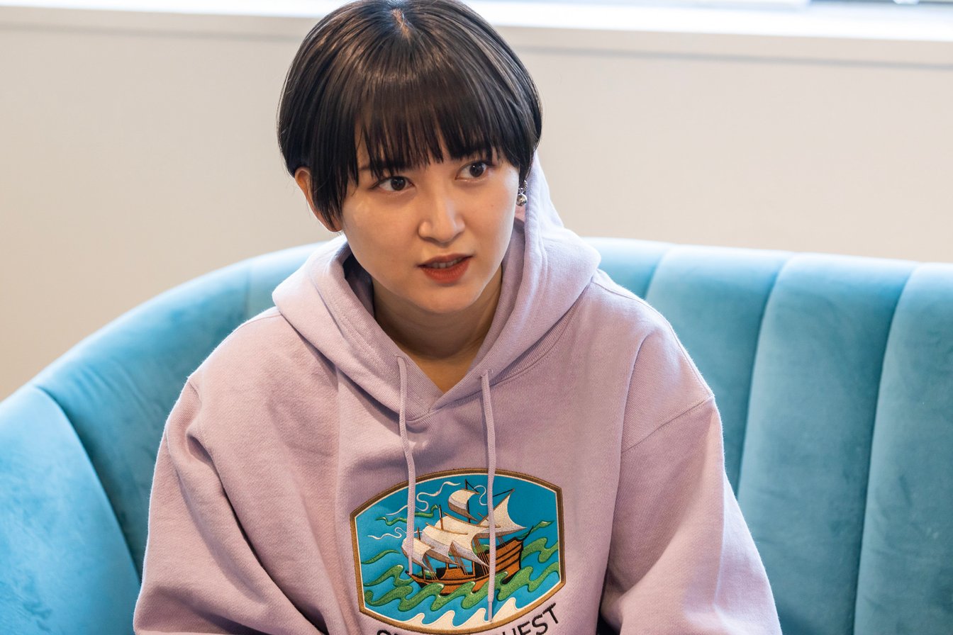 ソファに座るサーヤ