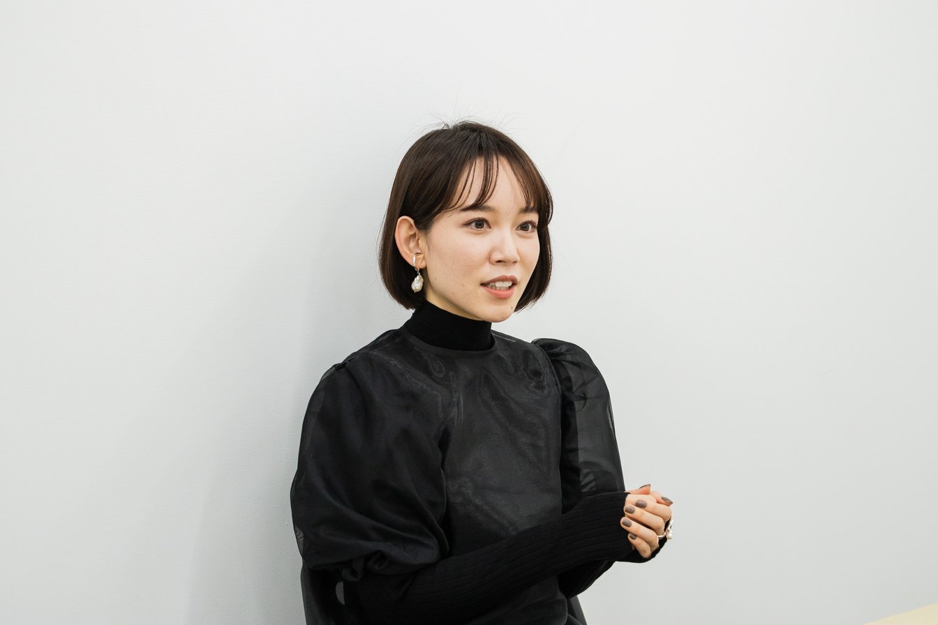 身振り手振りで説明する女性