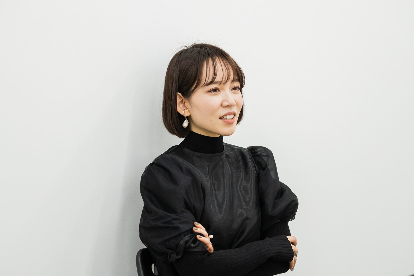 腕を組んで話している女性