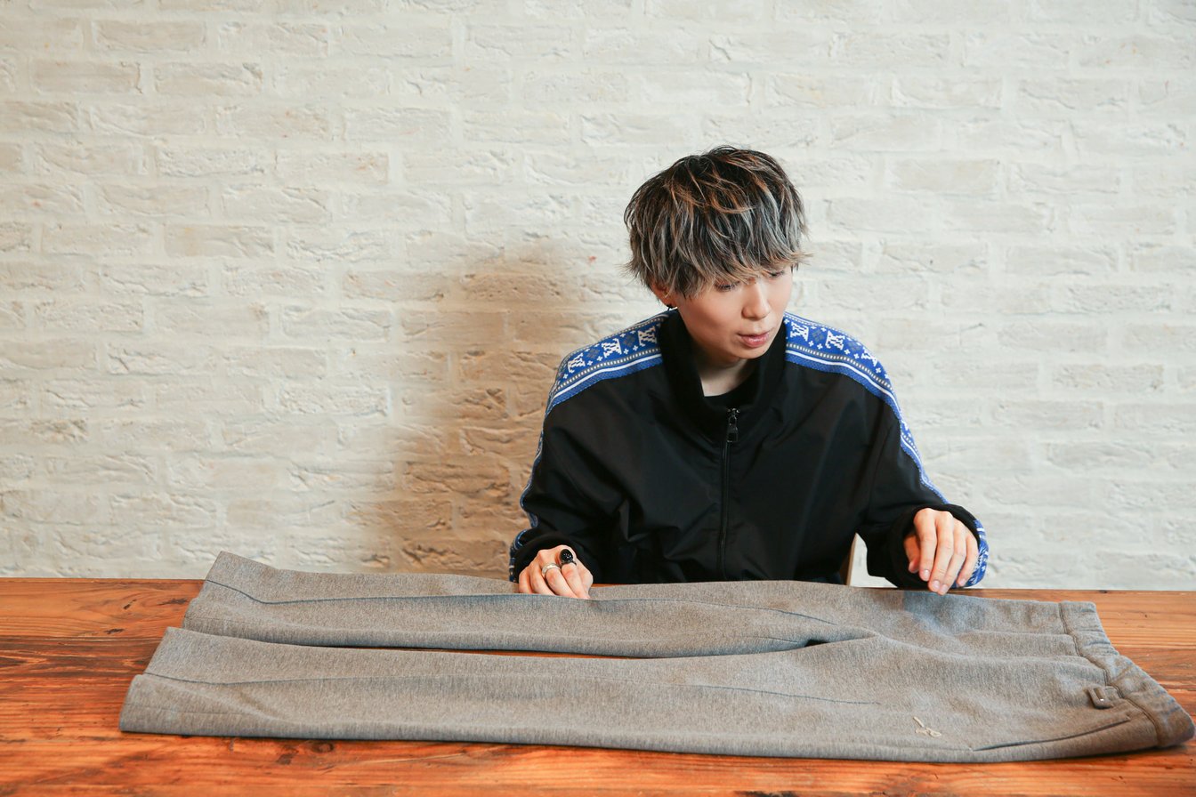 川谷絵音が私服で着用しているヴィトンのグレーパンツ