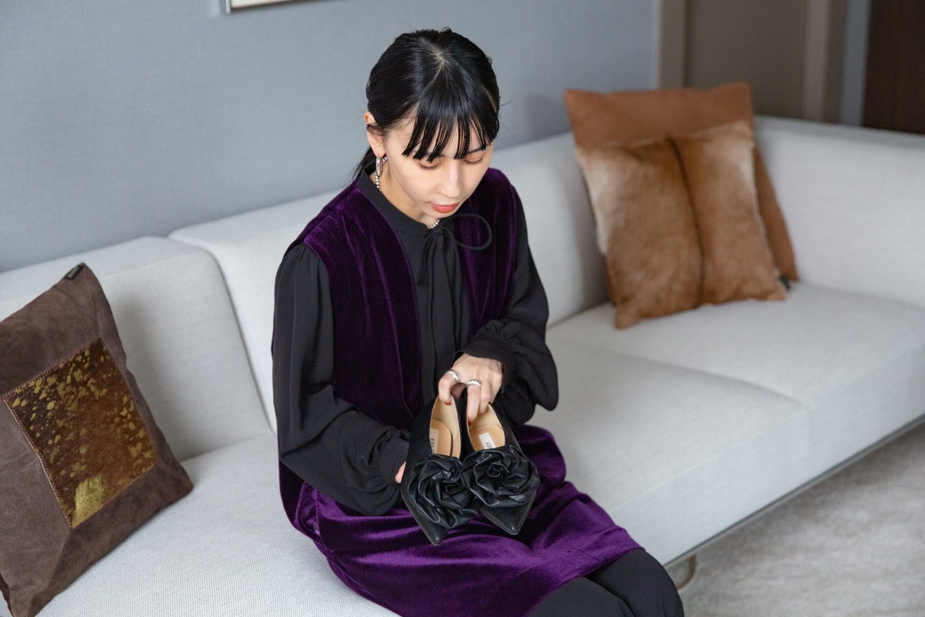 靴を手に語る黒石奈央子