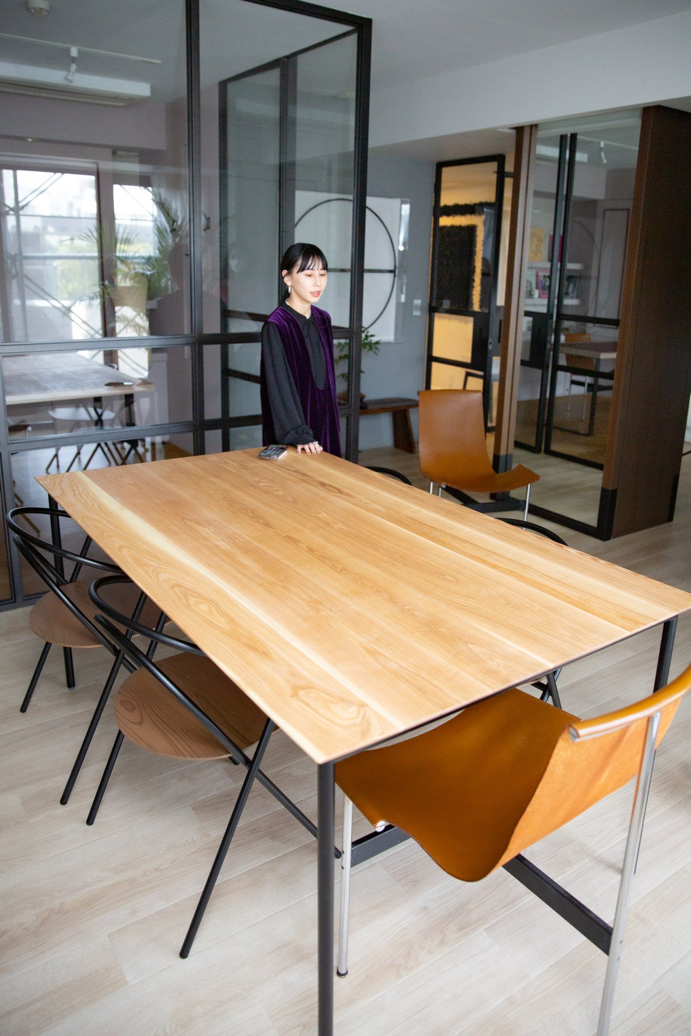 大きなダイニングテーブルに手をあてる黒石