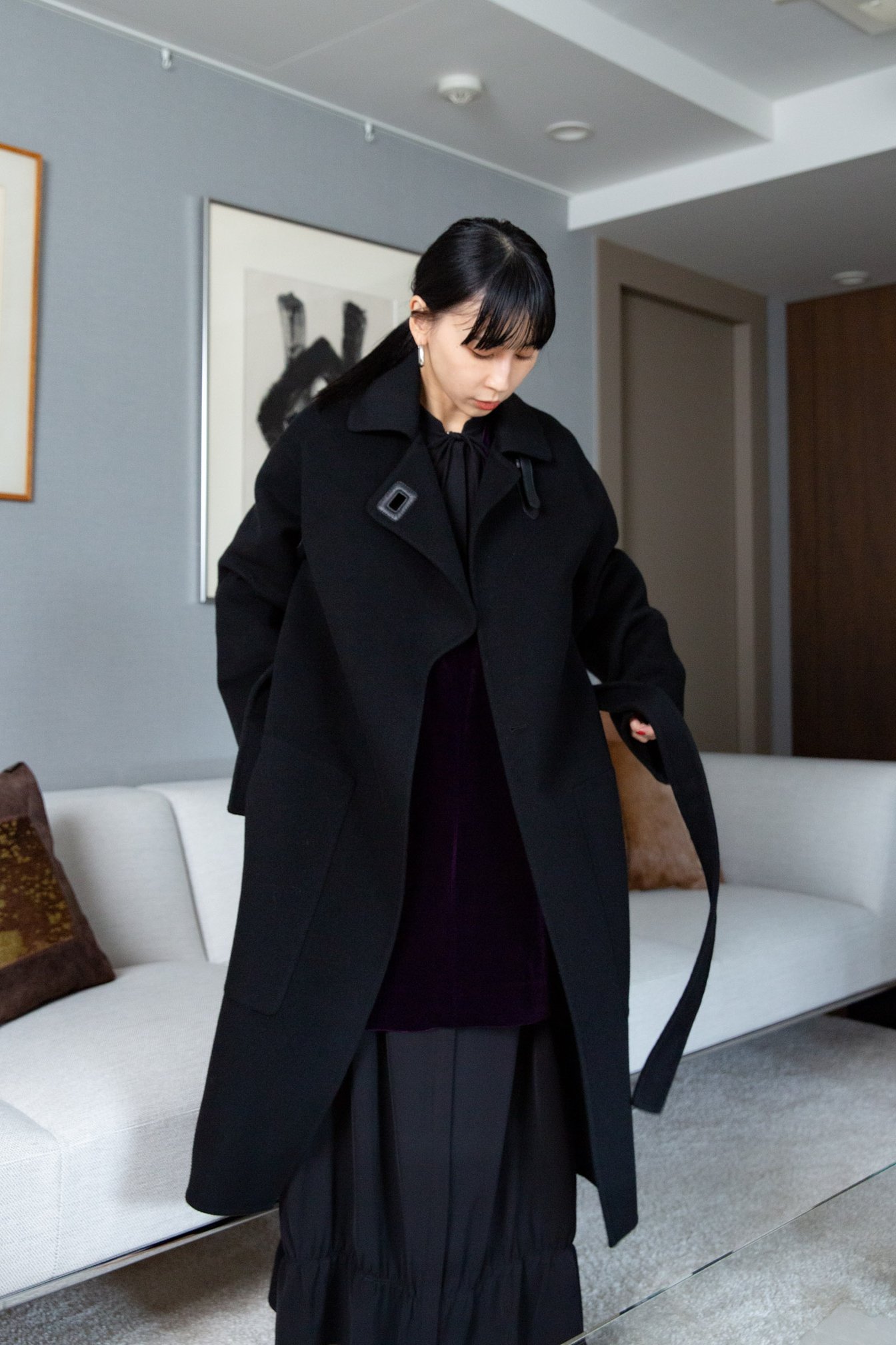 エルメスのコートをまとう黒石