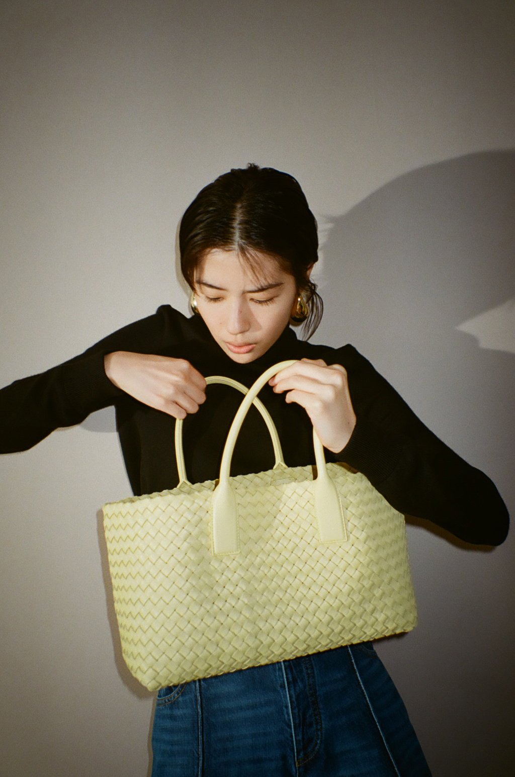 日本限定色の「バター」で彩られたアイコンバッグ「カバ」は容量たっぷり。(H35×W34×D12cm)82万5000円