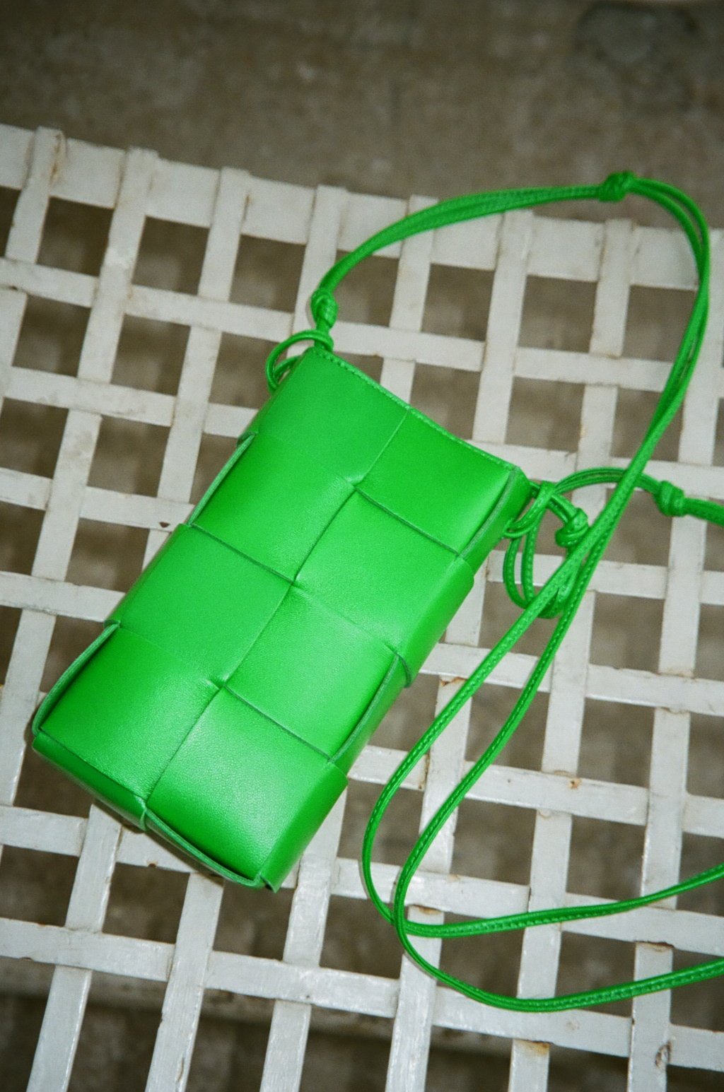 アクセサリー感覚で身につけたい「カセット」のフォンポーチ。ノットストラップもポイントに。(パラキート)(H18×W9×D4.5cm)18万7000円