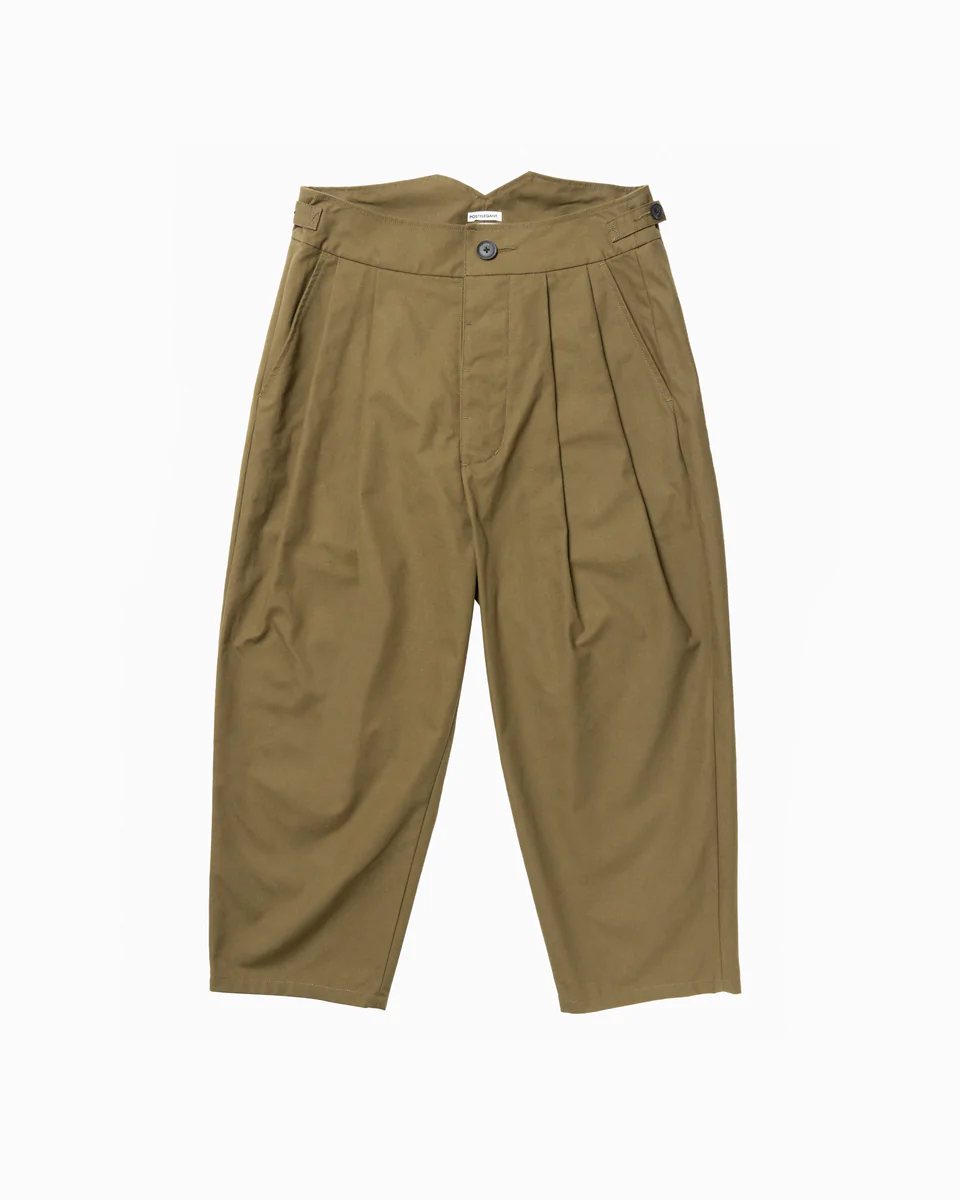 カーキのパンツ