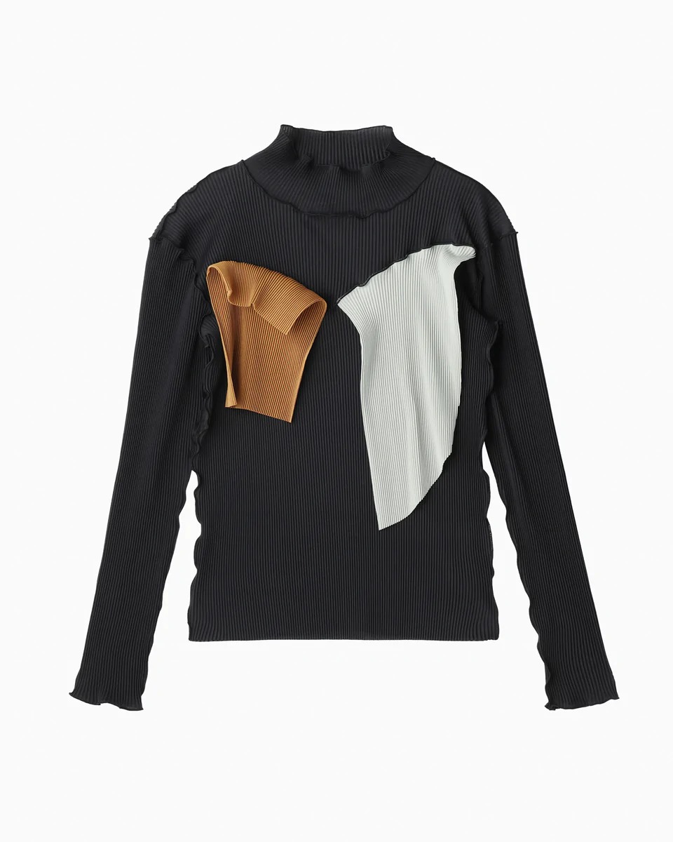 ブラックのプリーツトップス