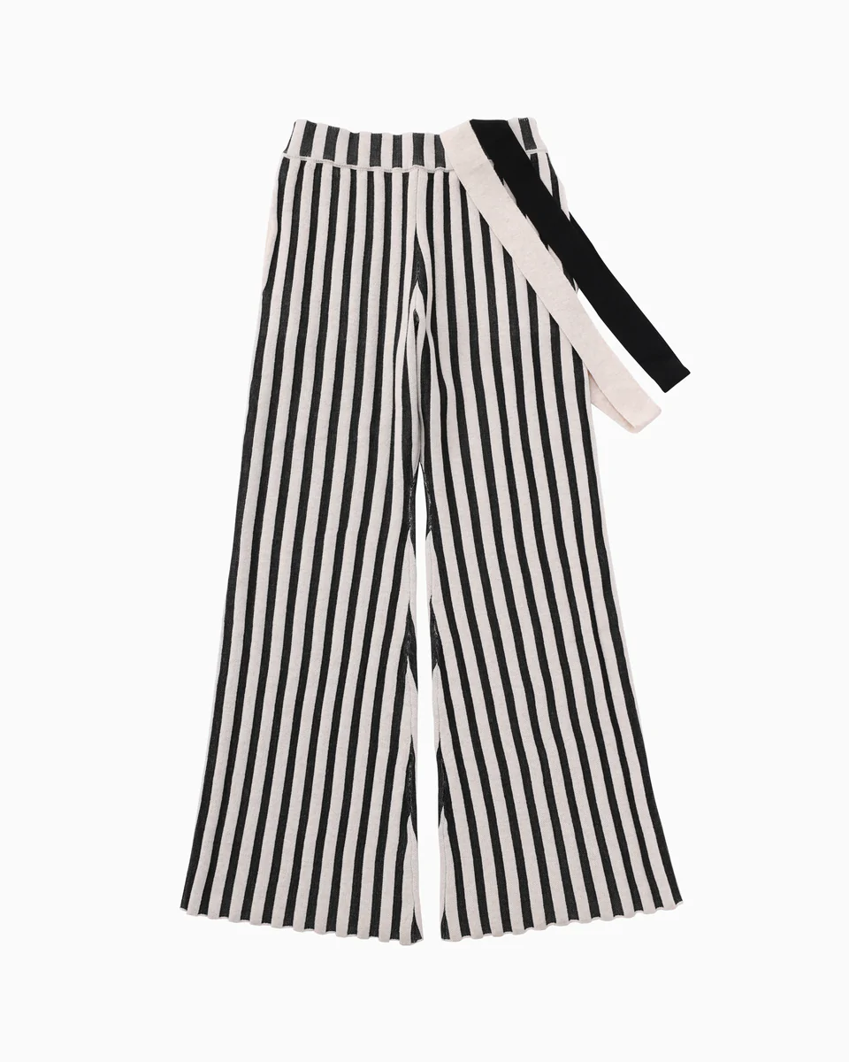 ブラックとホワイトのストライプのニット柄パンツ