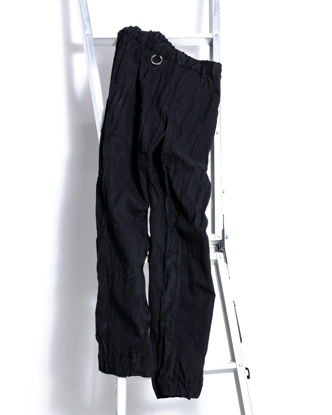 ブラックのパンツ