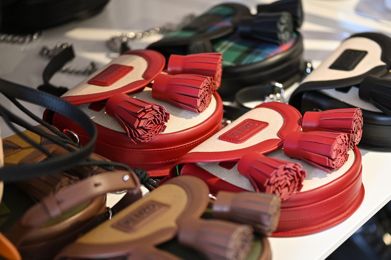 スコットランドの民族衣装からスポランを再解釈したバッグ