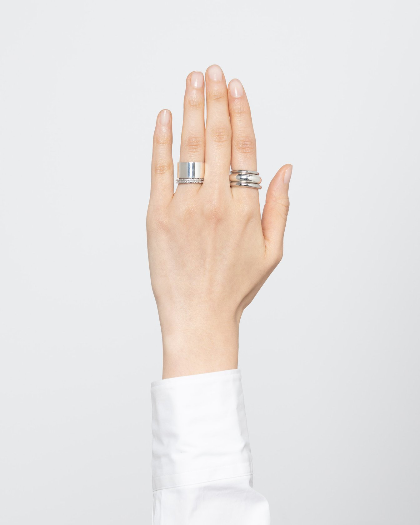 シルバーリングを重ね付けした手元