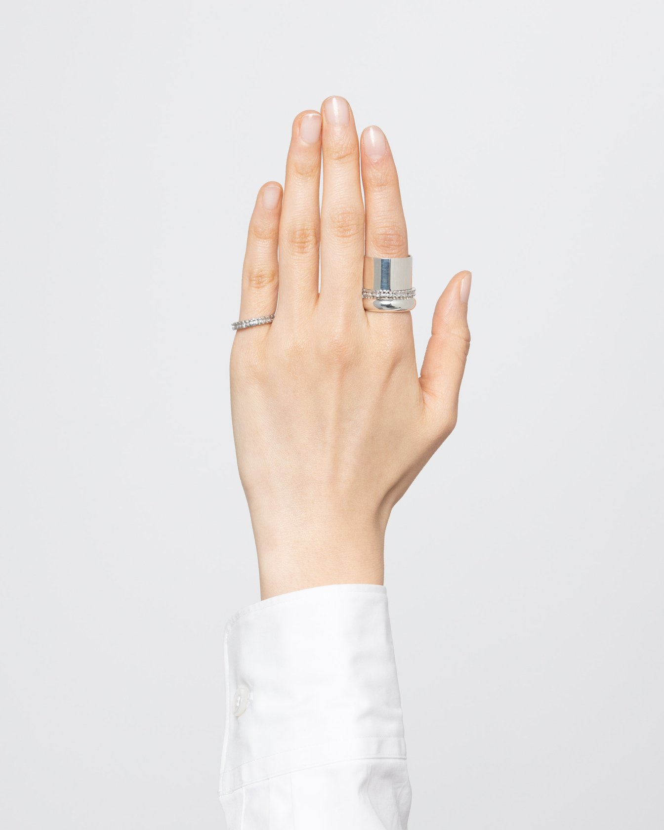 シルバーリングを重ね付けした手元