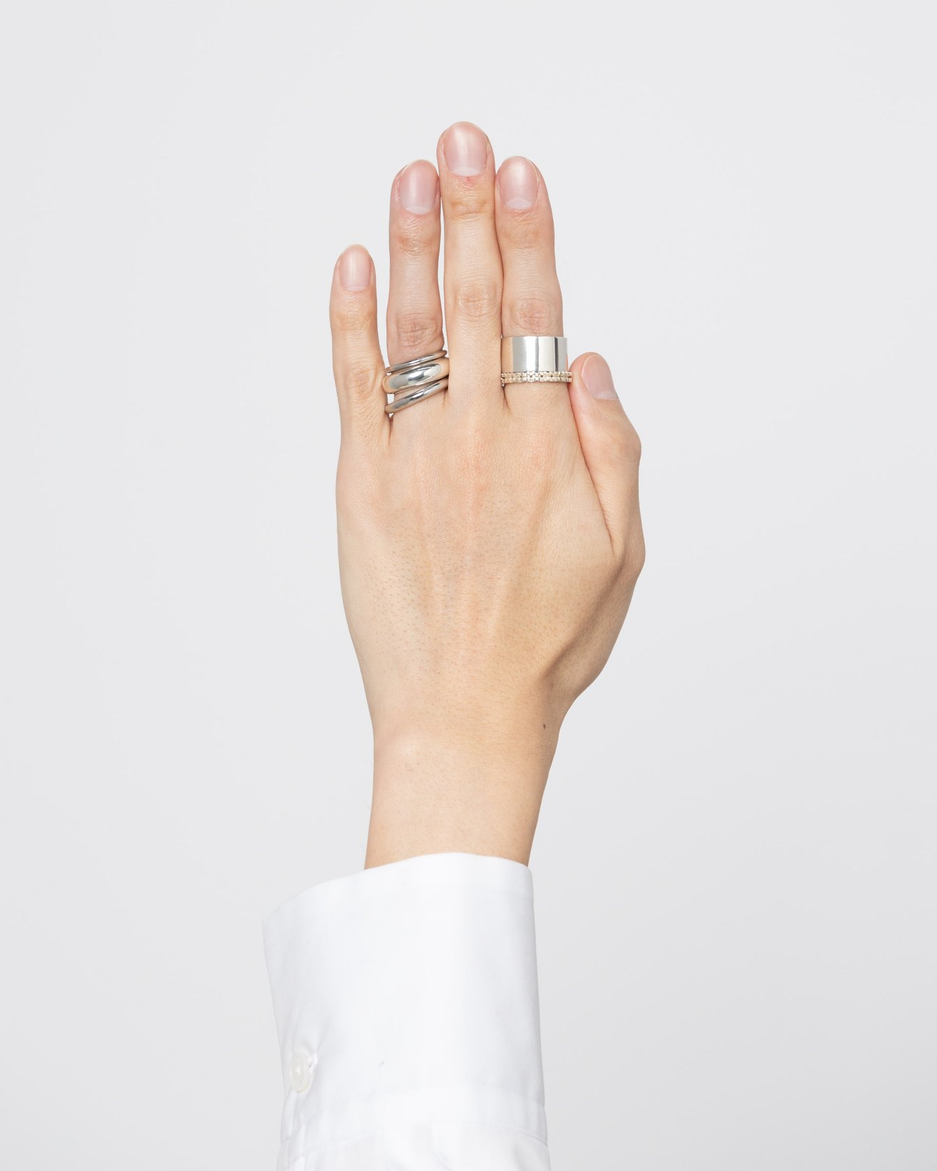 シルバーリングを重ね付けした手元