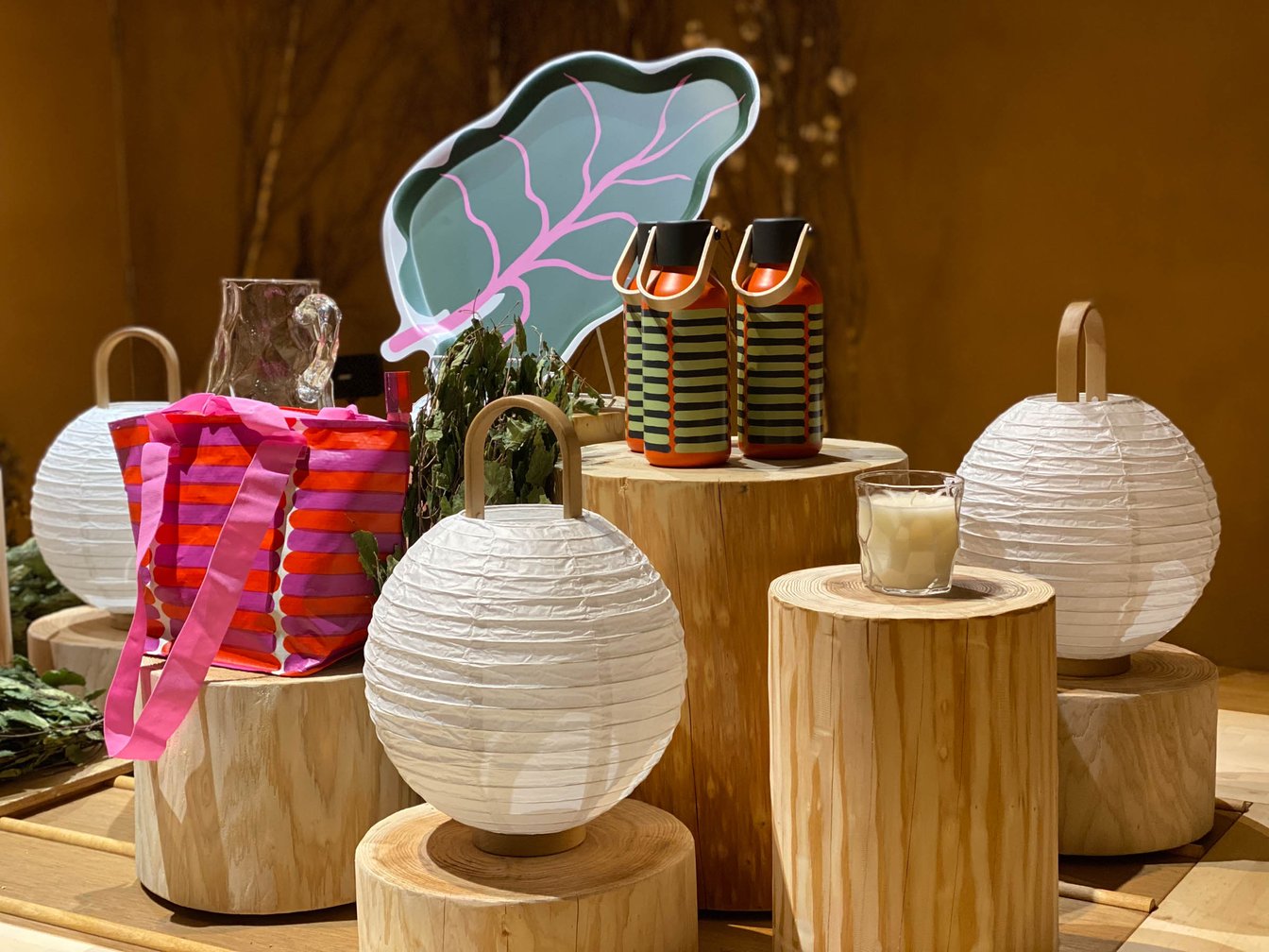 カラフルなトートバッグや水筒