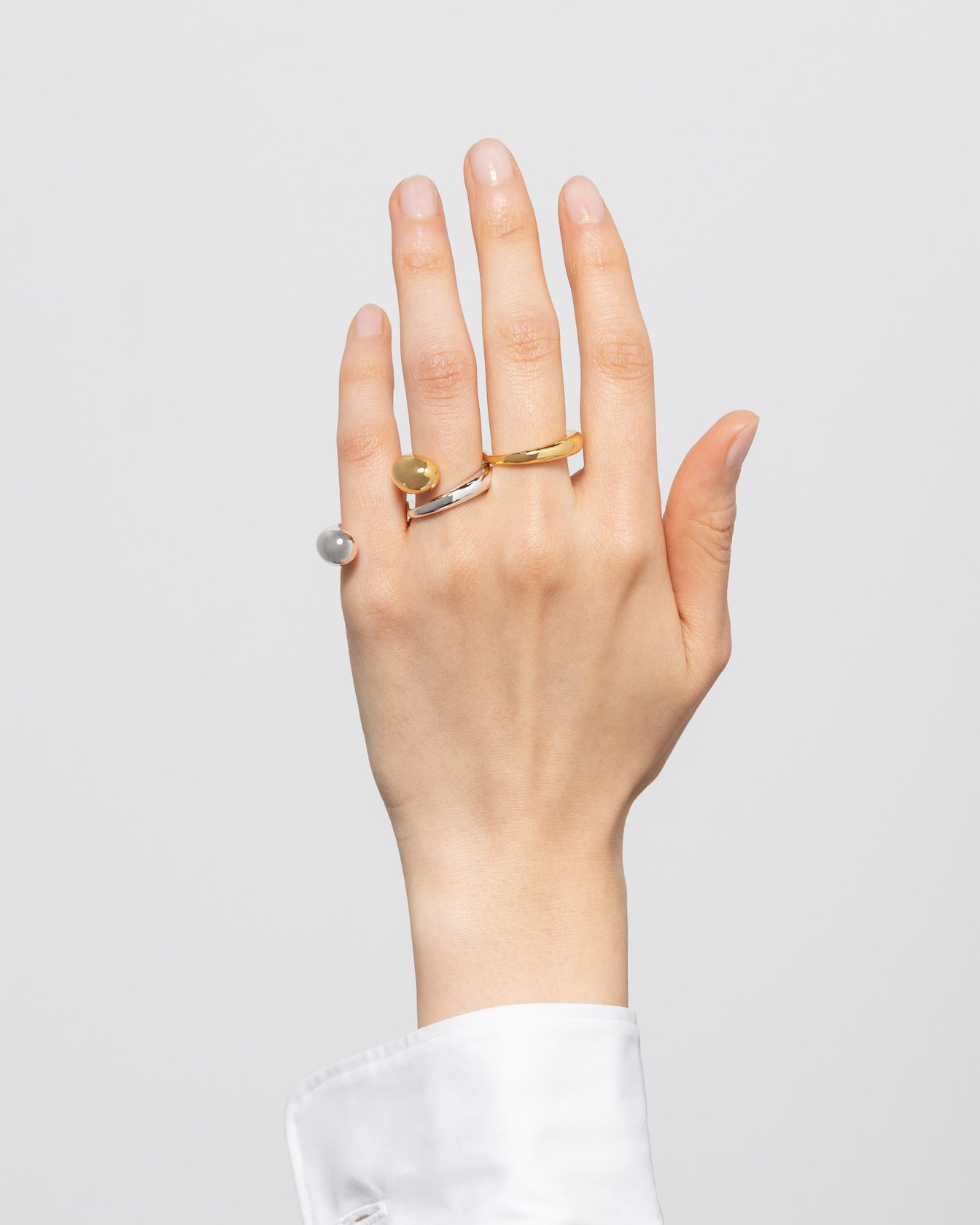 リングをつけた手元