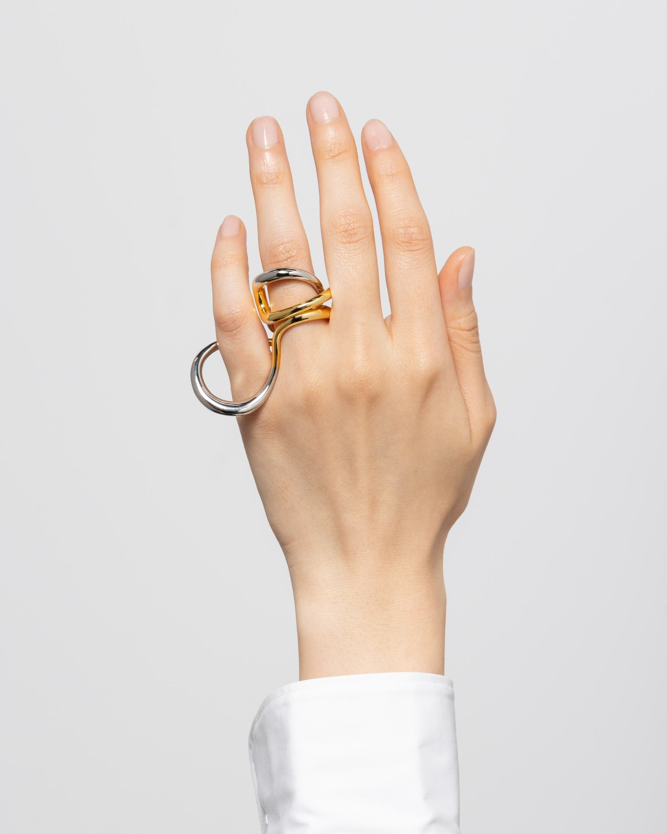 リングをつけた手元