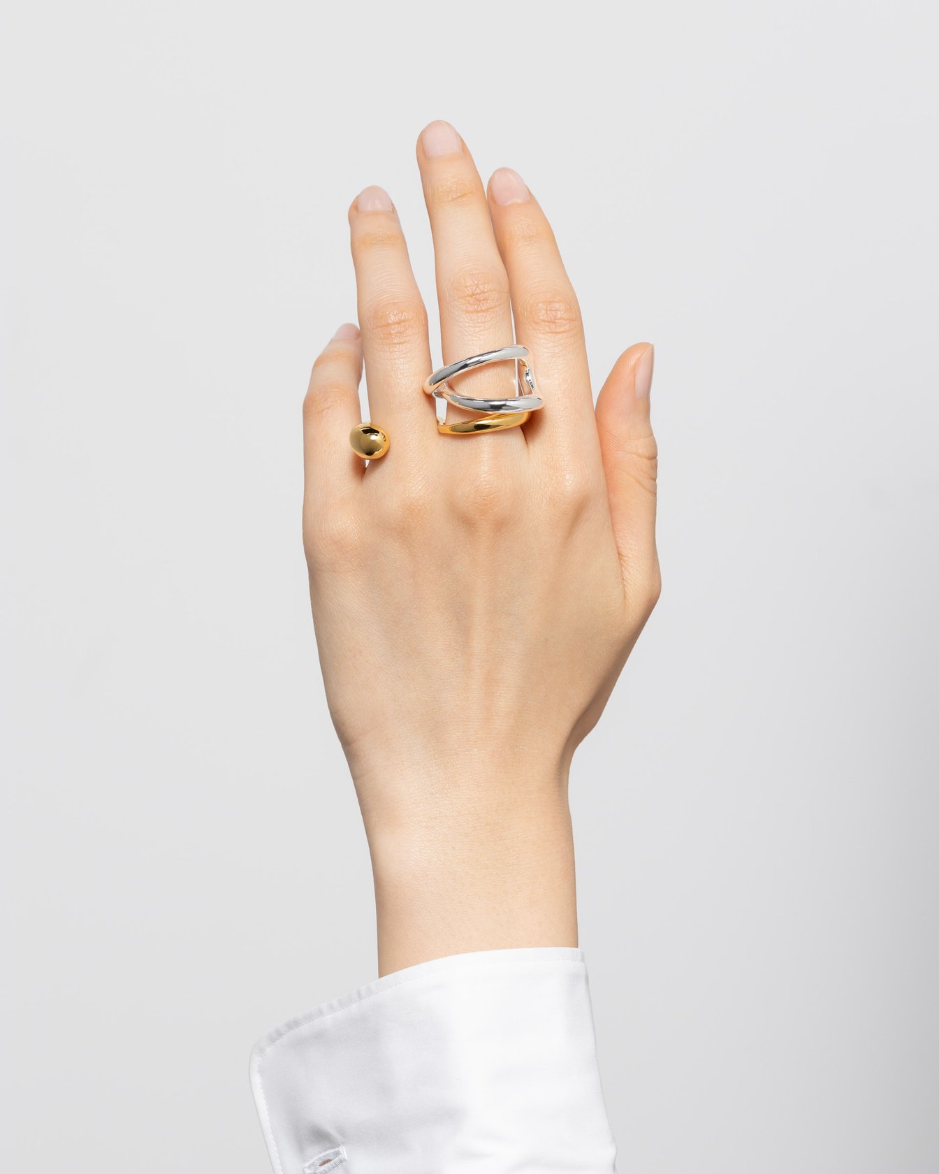 リングをつけた手元