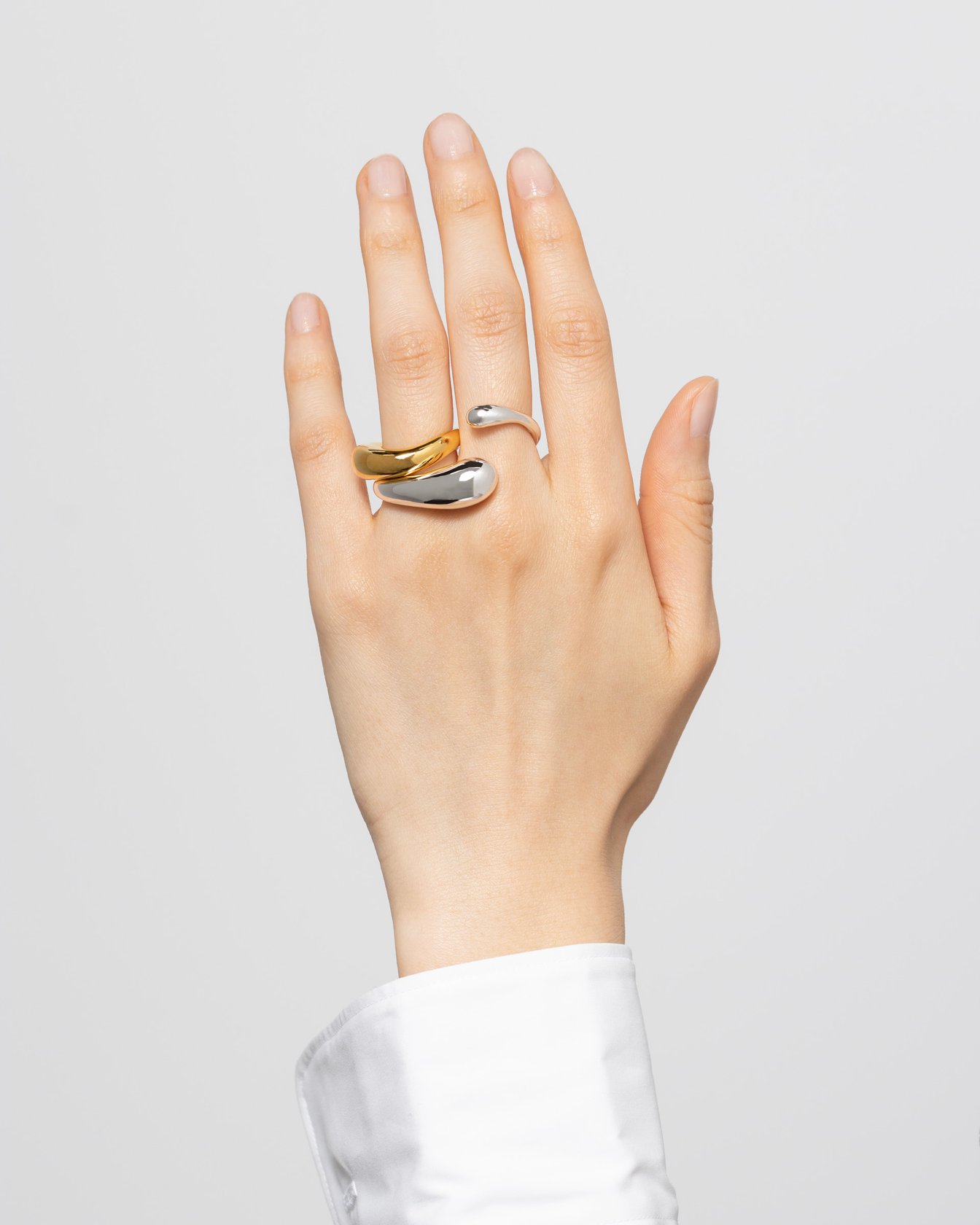 リングをつけた手元