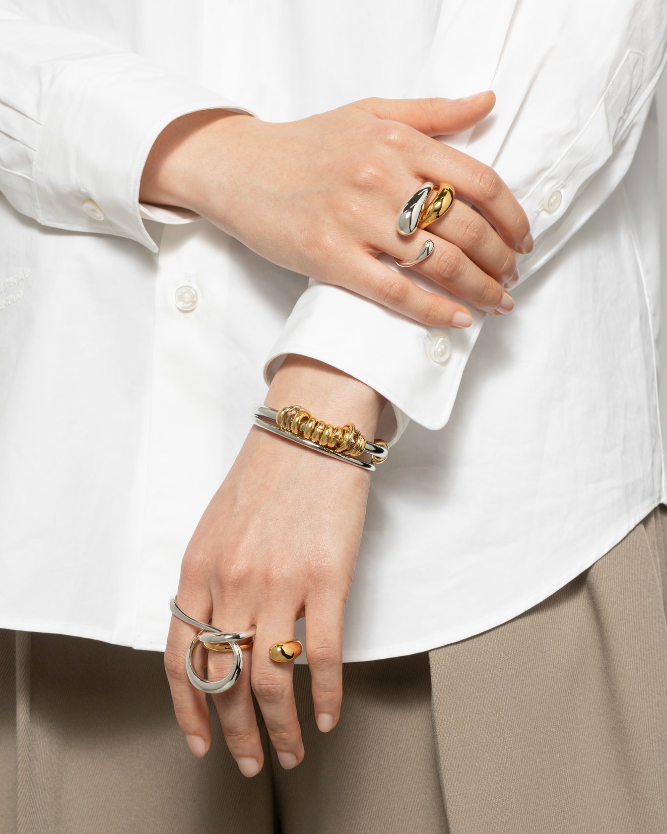 ジュエリーを身につける女性モデル