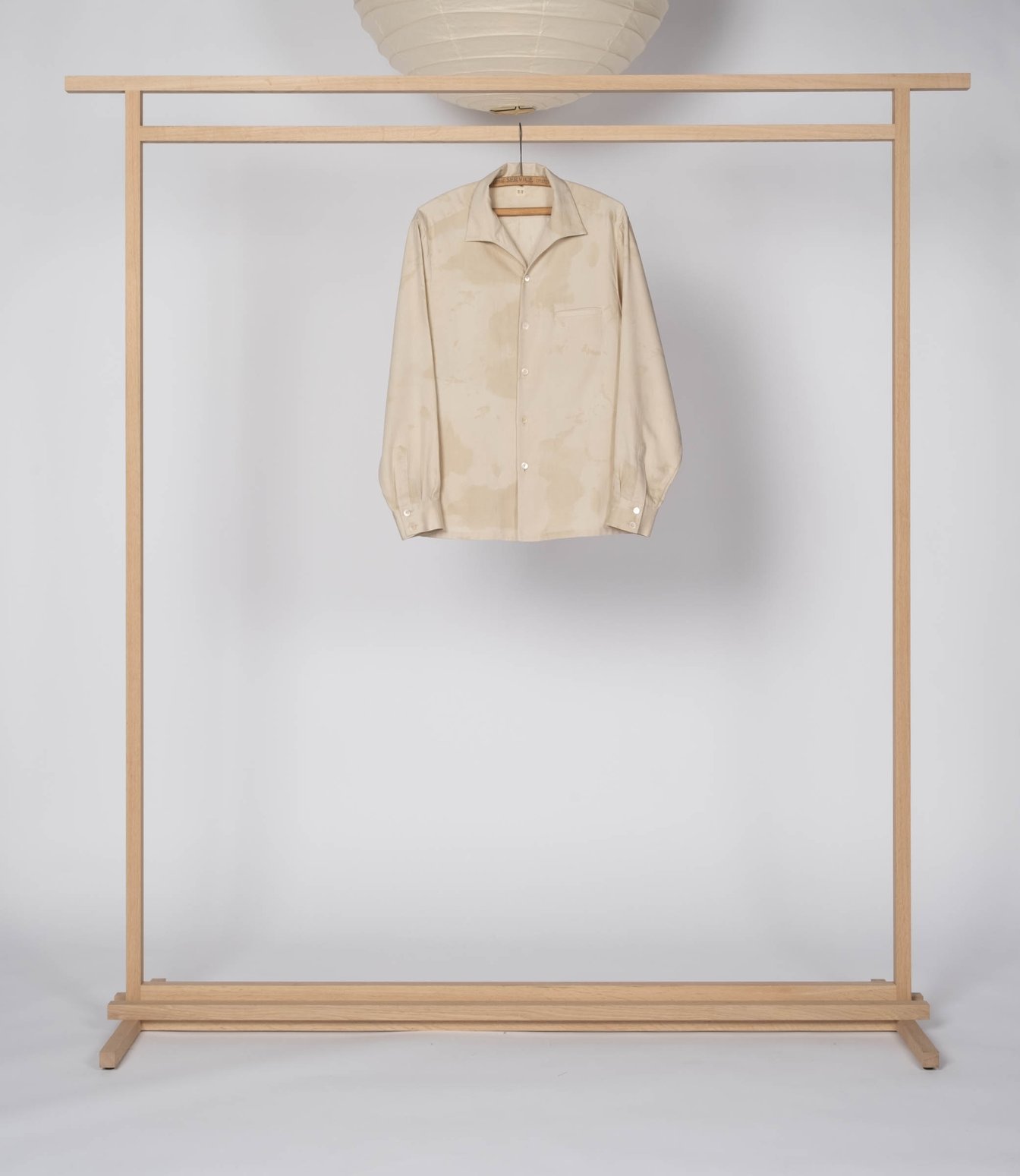 ベージュのシャツ
