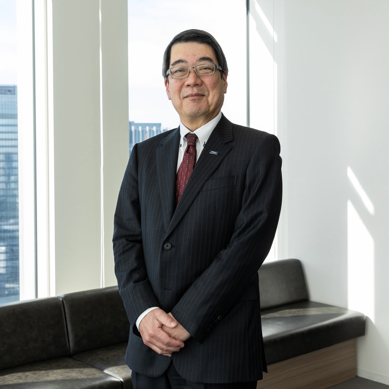 スーツを着た男性