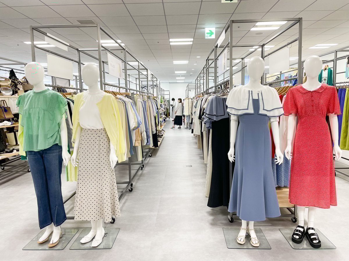 黄色いカーディガンや赤いワンピースを着用したマネキン