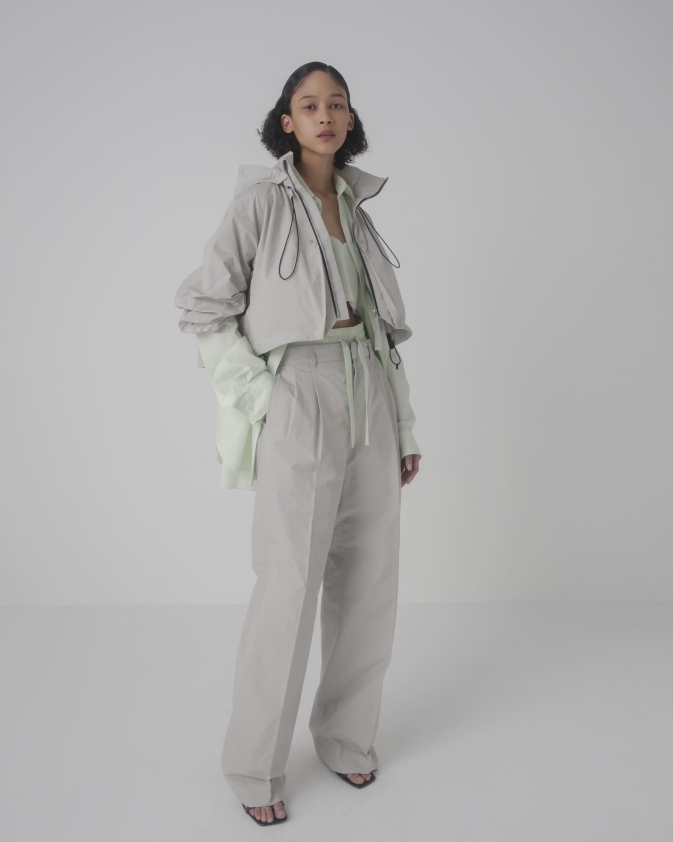 グレージュのセットアップを着用した女性モデル