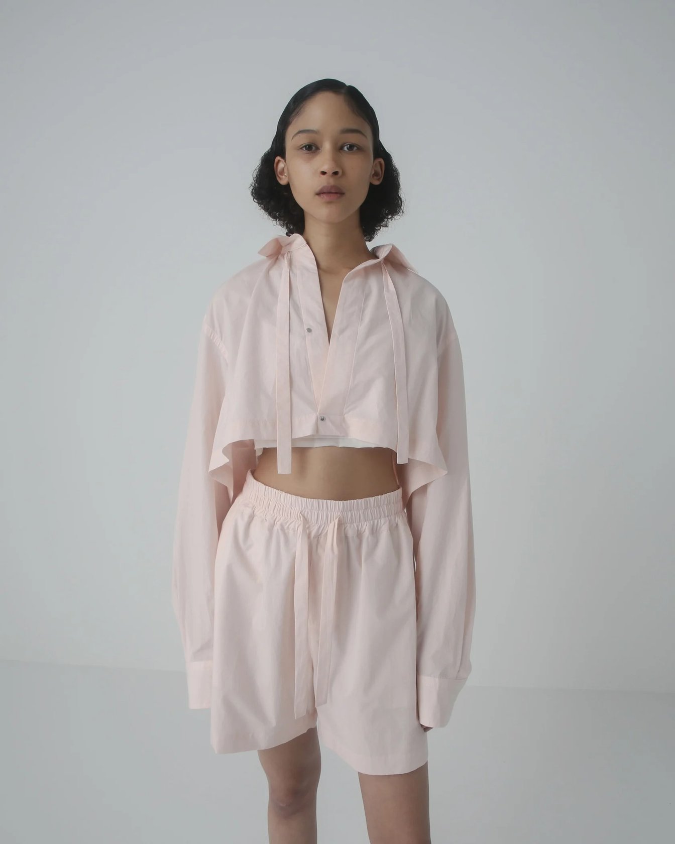 ピンクのシャツを着用した女性モデル