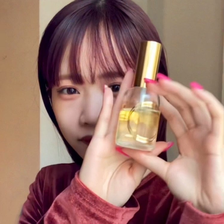 O skin&hairのオイルを手に持つ女性