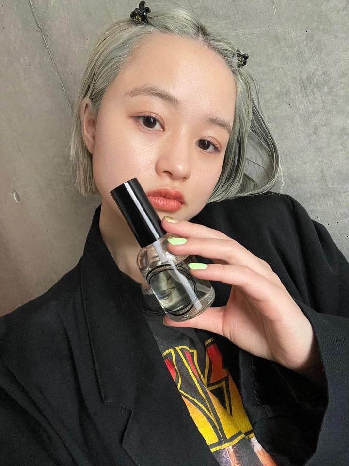 O skin&hairのオイルを持った美容師