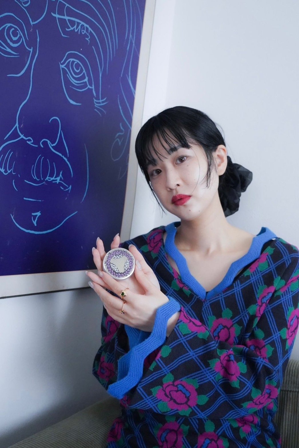 O skin&hairのバームを手に持つ女性