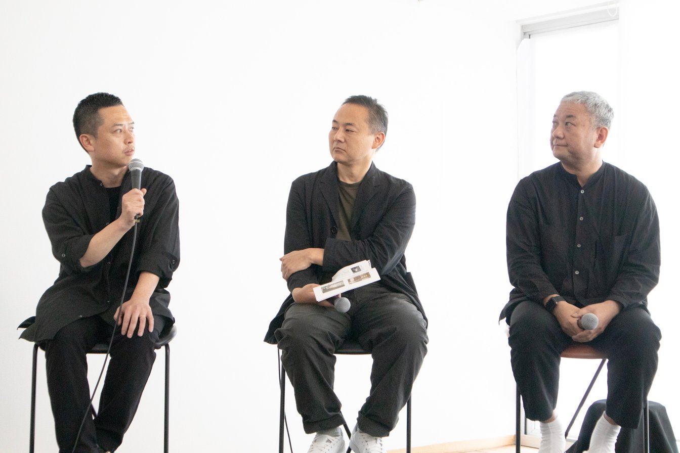 ザ?コンランショップ ジャパン 中原慎一郎代表取締役、建築家の芦沢啓治、櫻井焙茶研究所の櫻井真也が話している様子