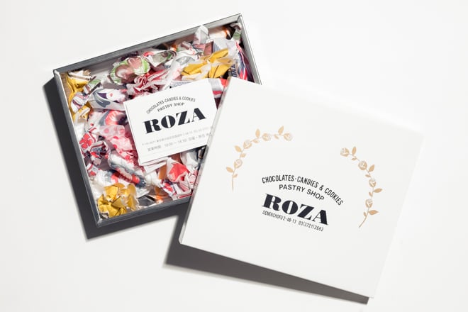 パッケージの箱に入ったカラフルなチョコレート