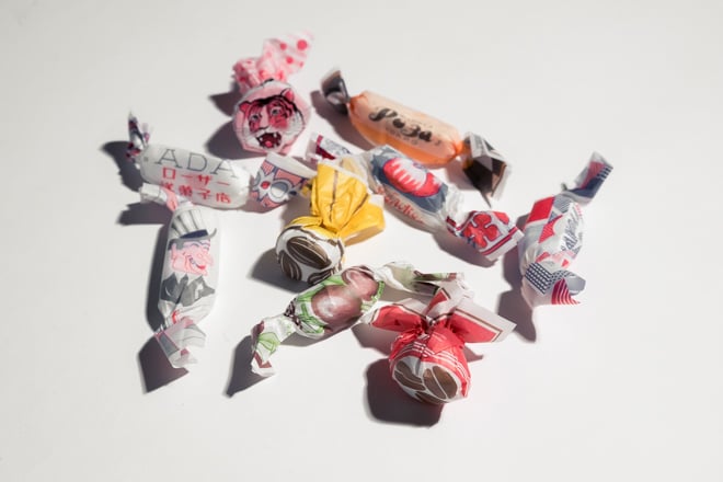 カラフルな紙に包まれたチョコレート